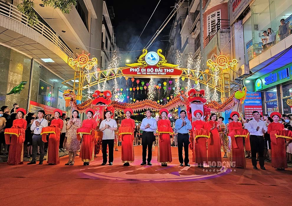 Ha Long City opens Bai Tho walking street