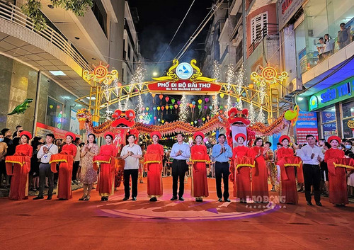 Ha Long City opens Bai Tho walking street