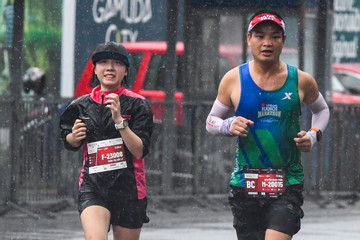 500 nhà báo, phóng viên trổ tài chạy marathon dưới trời mưa