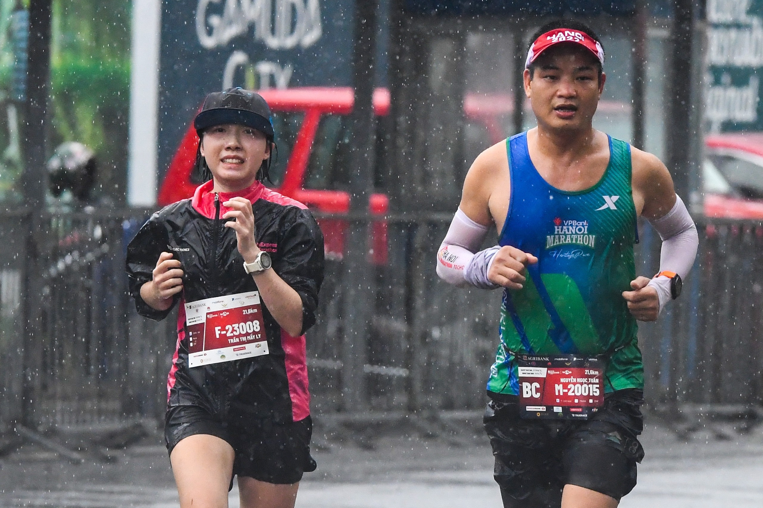 500 nhà báo, phóng viên trổ tài chạy marathon dưới trời mưa