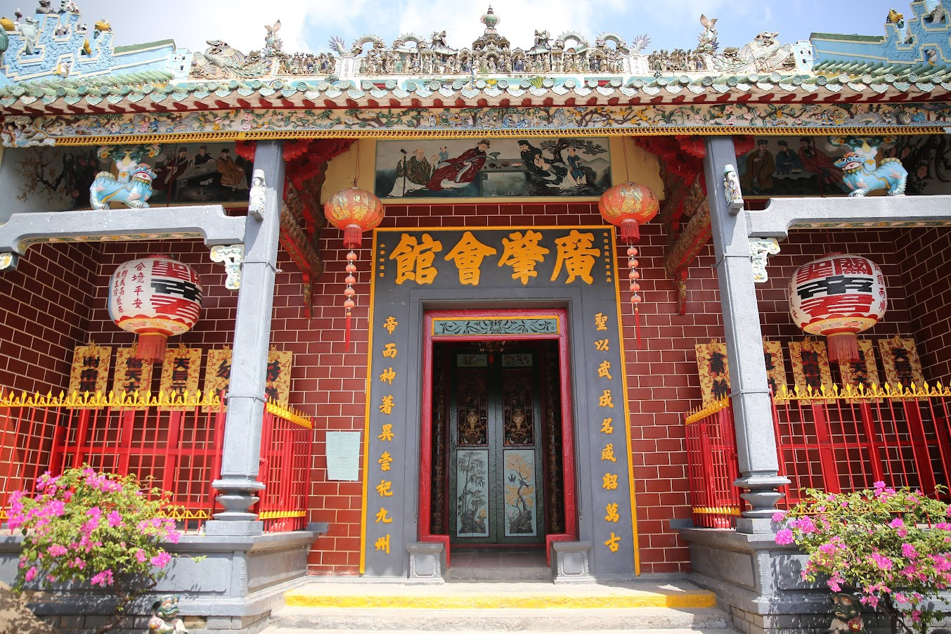 Ngôi chùa trăm năm tuổi sặc sỡ, kiến trúc lạ mắt bên bến Ninh Kiều Cần Thơ