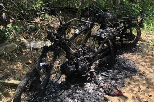 Hai xe máy của cán bộ bảo vệ rừng bị đốt cháy rụi