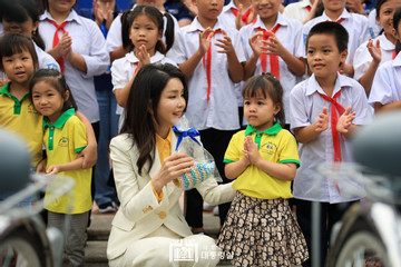 Phu nhân Tổng thống Hàn Quốc selfie, 'thả tim' cùng trẻ em Việt Nam