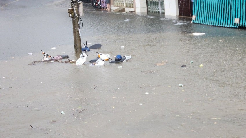 Thành phố Bảo Lộc ngập sâu sau cơn mưa  ảnh 1