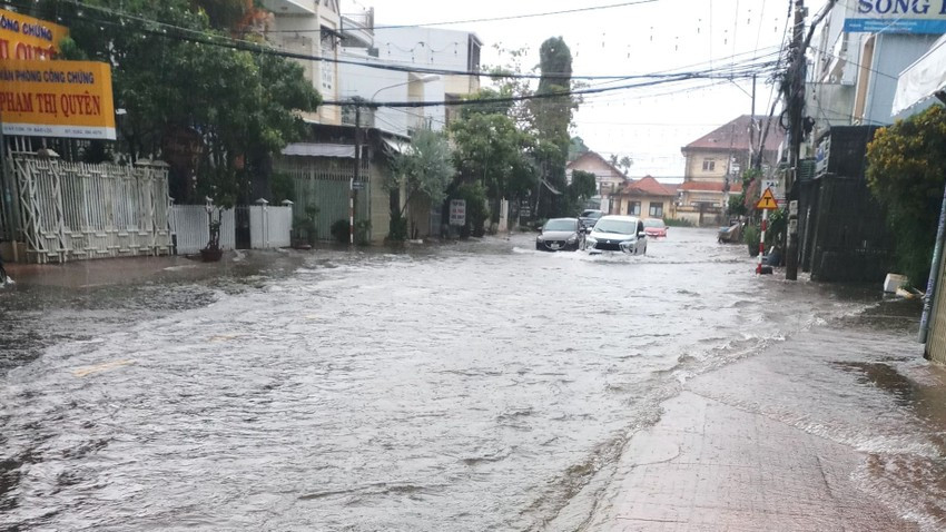 Thành phố Bảo Lộc ngập sâu sau cơn mưa  ảnh 3