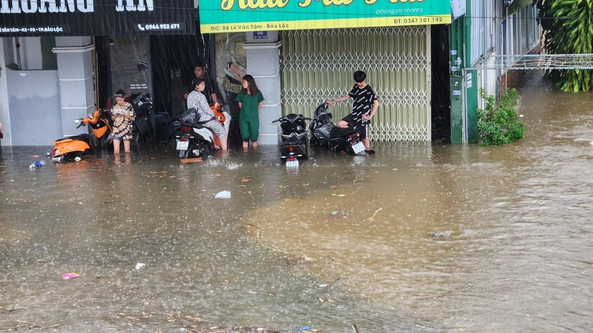 Thành phố Bảo Lộc ngập sâu sau cơn mưa  ảnh 4