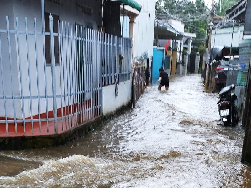 Thành phố Bảo Lộc ngập sâu sau cơn mưa  ảnh 6