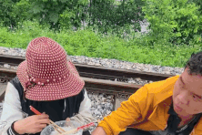 Vợ chồng người H'Mông bị lừa hết tiền, dầm mưa đi bộ từ Hà Nội về Hà Giang