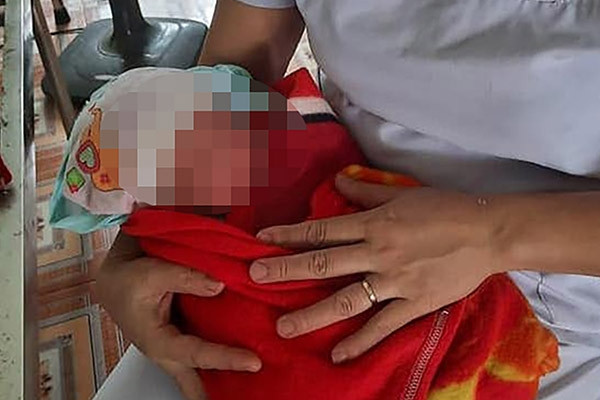 Bé trai sơ sinh bị bỏ rơi dưới chân cầu vượt ở Nghệ An