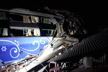 Bản tin trưa 26/6: Ô tô khách tông sập nhà dân ở Phú Yên, tài xế tử vong