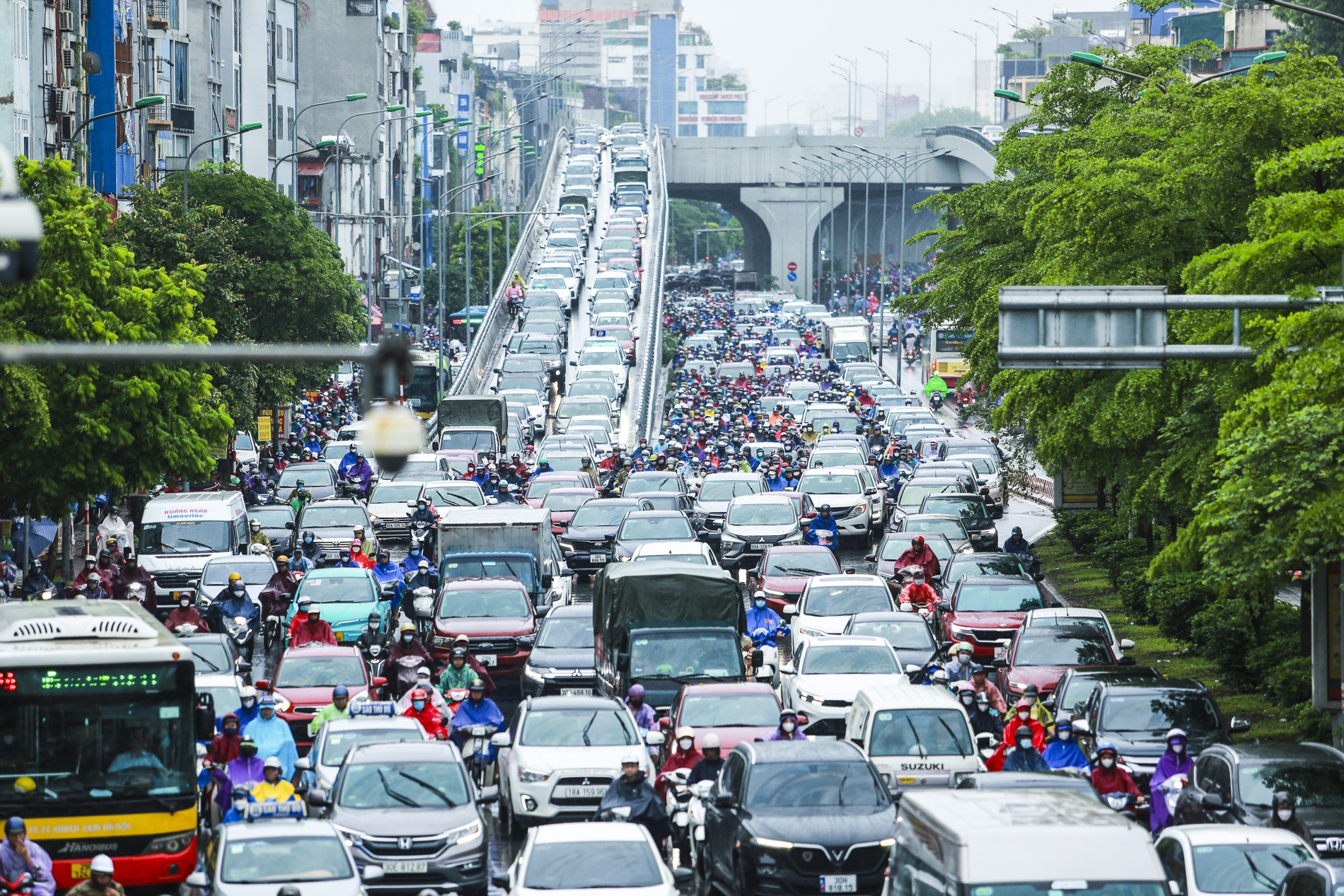 Mưa lớn đầu tuần, người Hà Nội chật vật đi làm trong cảnh ùn tắc