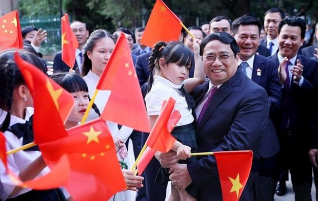 PM meets Vietnamese community in China