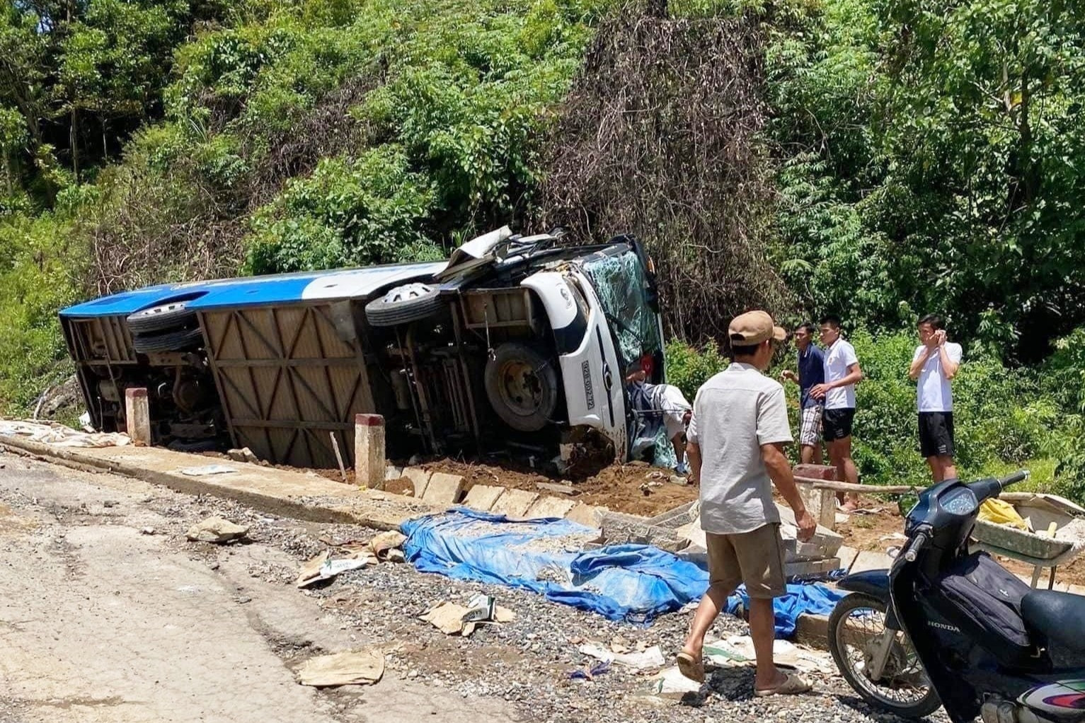 Sau tai nạn ô tô khiến 1 cầu thủ thiệt mạng, các tài xế chú ý gì khi xe đổ đèo?