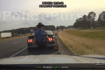 Tài xế Ford Mustang giở trò láu cá khiến xe cảnh sát 'hít khói'