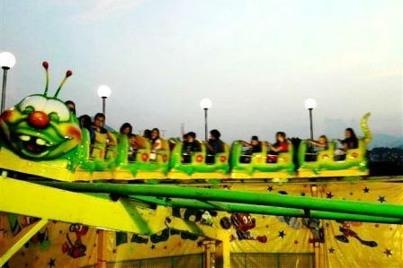 Tàu lượn trẻ em bay khỏi đường ray trong công viên