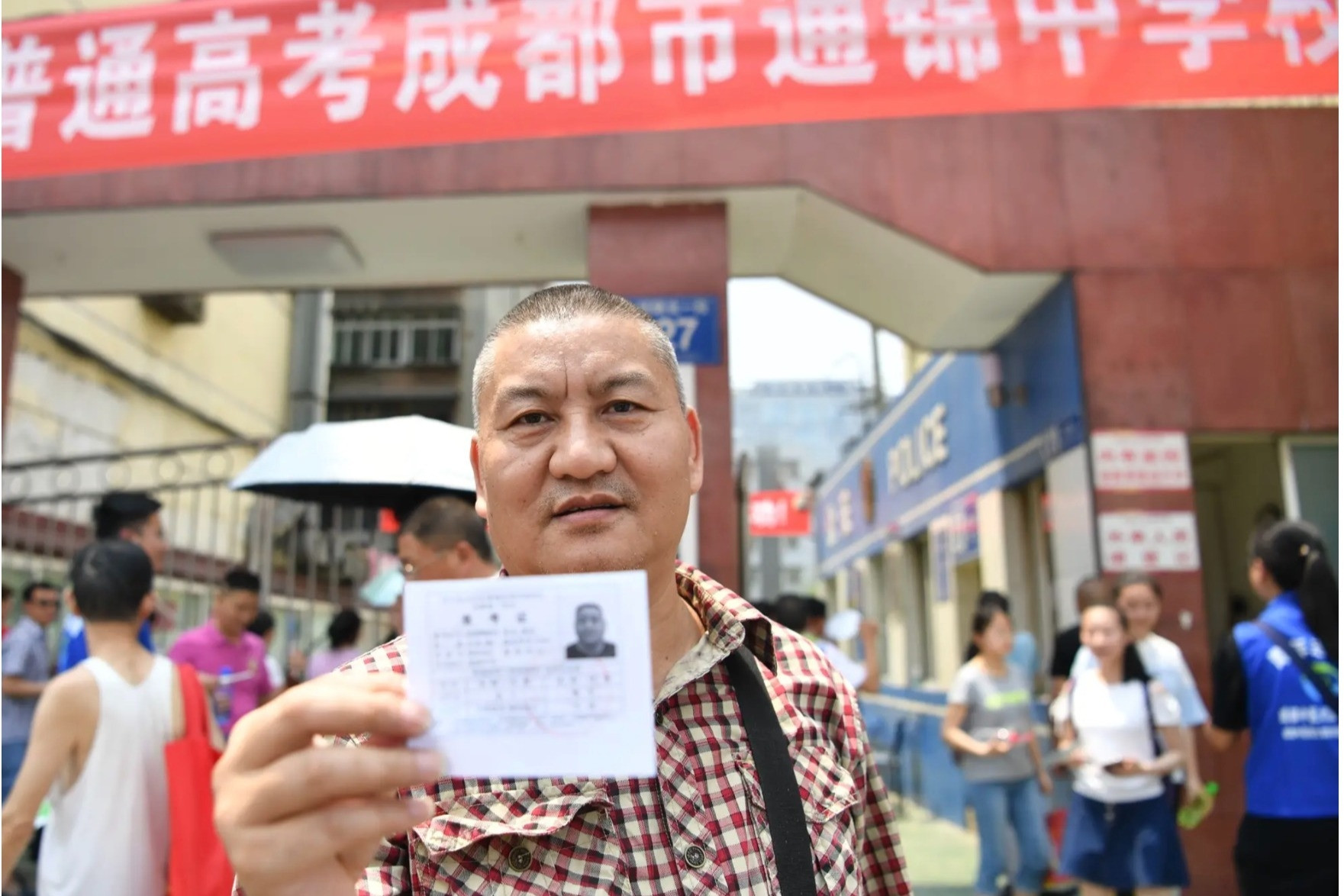 Triệu phú Trung Quốc ham học nhưng thi 27 lần không đỗ