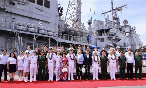 US Navy’s aircraft carrier visits Vietnam hinh anh 2