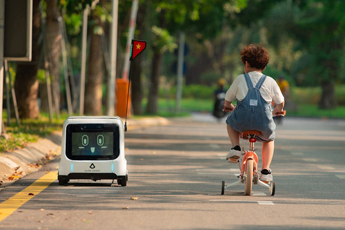 VN’s first delivery robot ready to enter Southeast Asian market