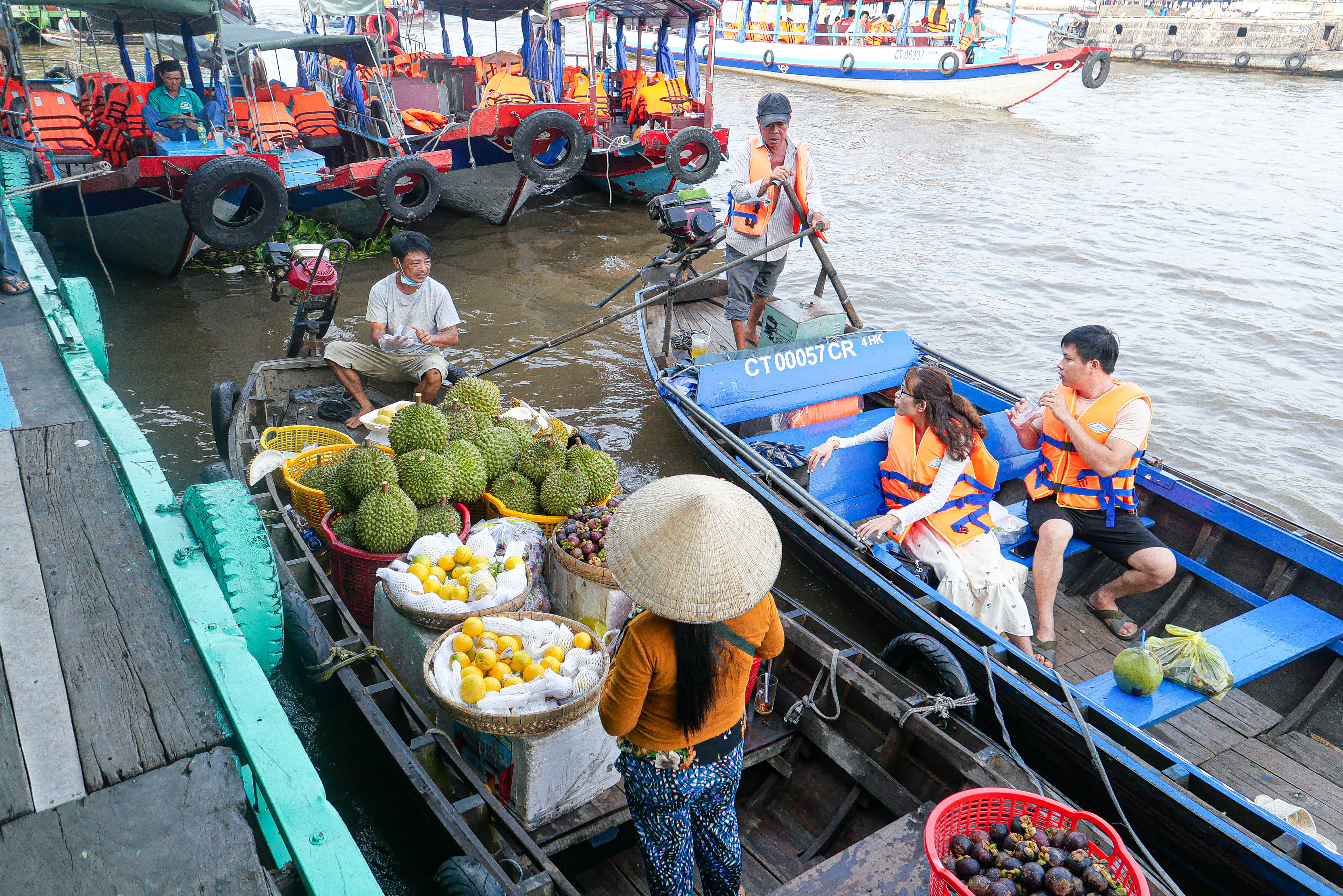 Lênh đênh chợ nổi Cái Răng sáng sớm: Xa rồi thời ghe thuyền nối đuôi tấp nập