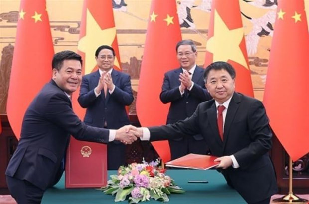 Government leaders of Vietnam, China hold talks in Beijing hinh anh 2