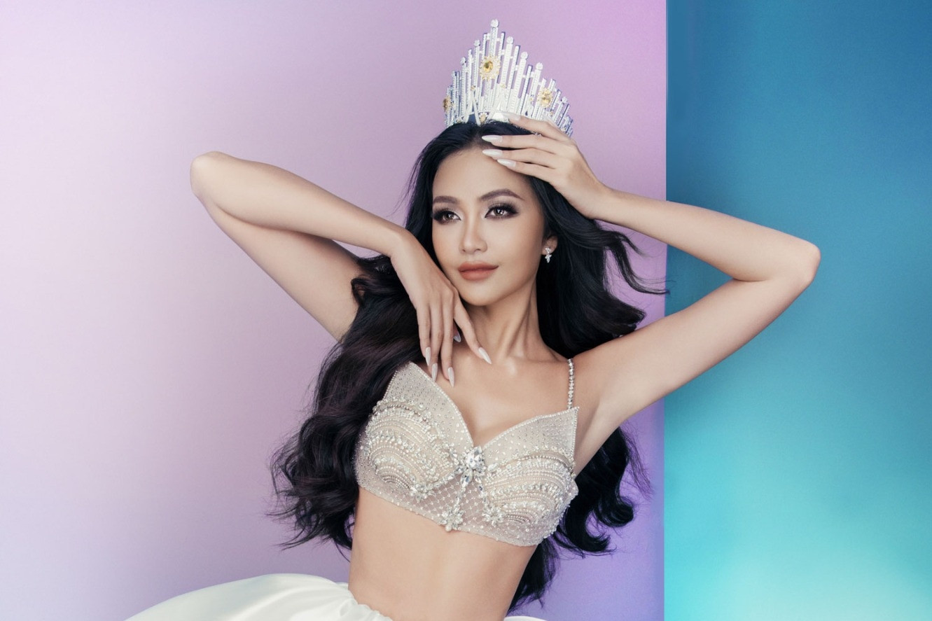 Hoa hậu Ngọc Châu khoe dáng đồng hồ cát