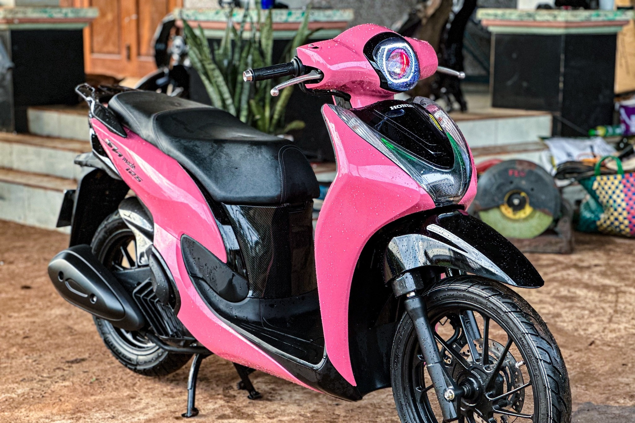 Chi 10 triệu để độ kiểng Honda SH Mode với dàn áo màu hồng cực chất