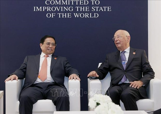 PM receives founder of World Economic Forum in China hinh anh 1