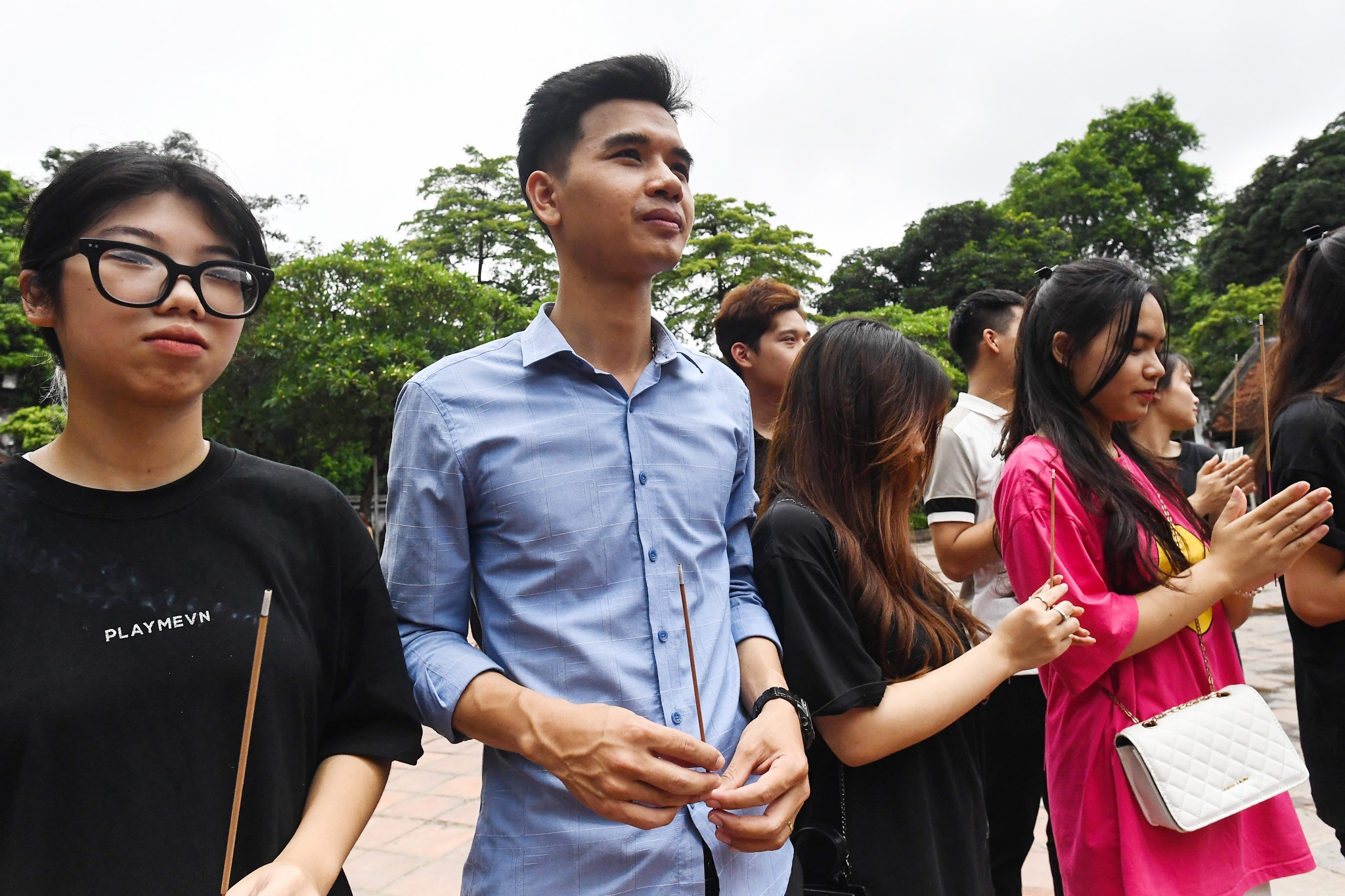 Thầy giáo dẫn dàn học trò cưng đến Văn Miếu cầu may trước ngày 'vượt vũ môn'