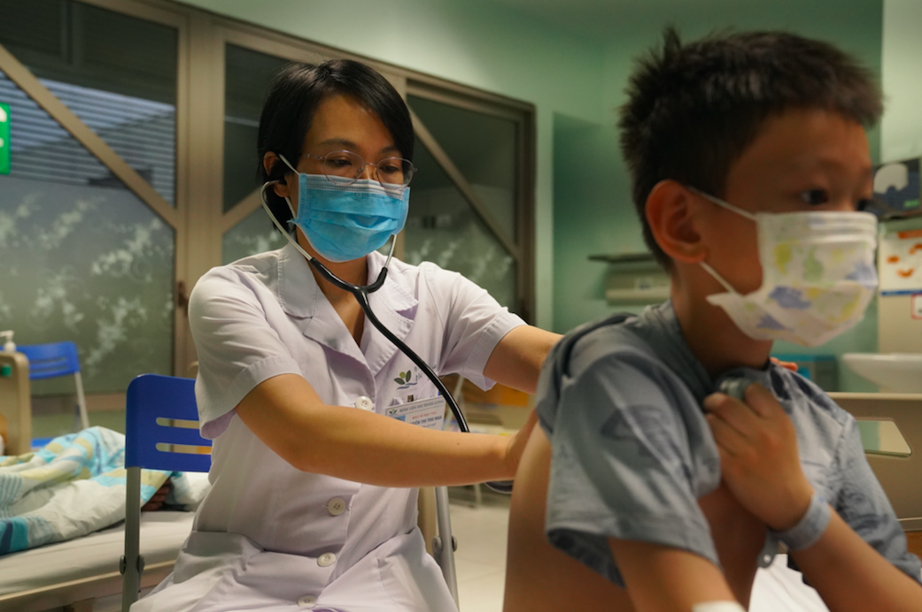 Căn bệnh khiến nhiều trẻ miền Bắc sốt, ho dài ngày, dễ nhầm với cảm cúm