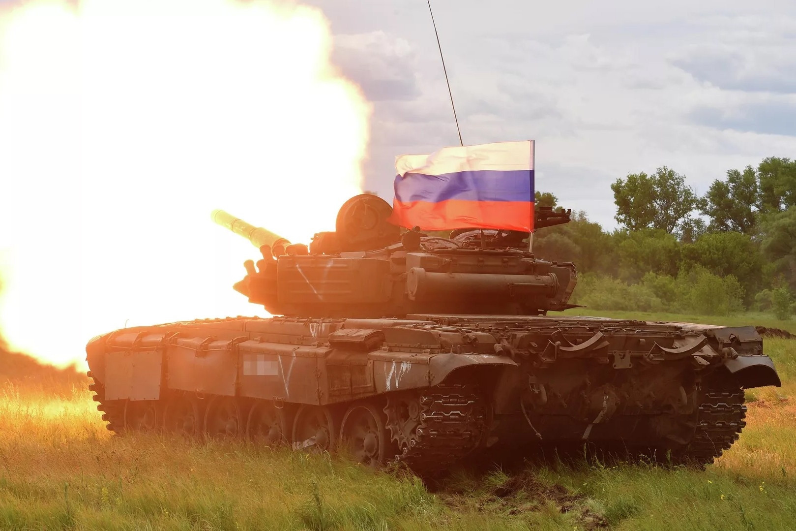 Xe tăng T-80BVM Nga cùng lúc hạ 2 xe bọc thép của Ukraine
