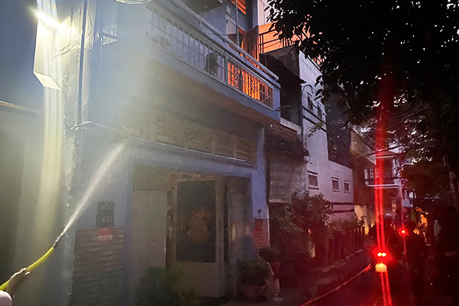 Cháy nhà 3 tầng trong hẻm, 2 người tử vong thương tâm