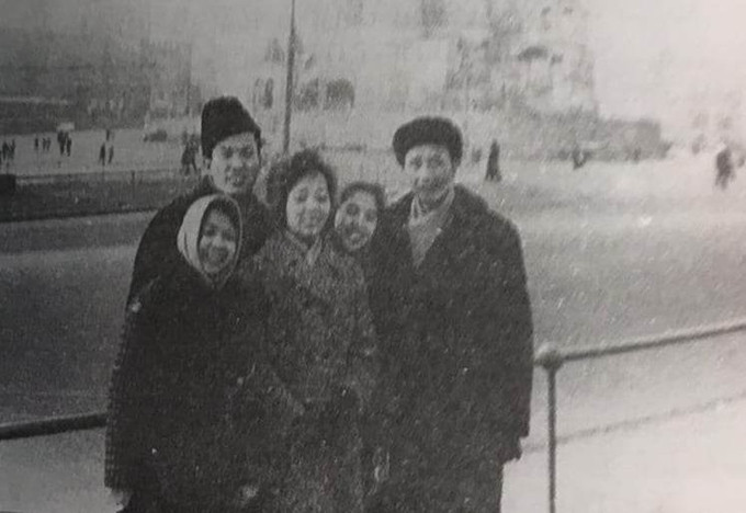 Từ nên qua quýt trái: GS Hồ Đắc Di nằm trong phụ nữ Hồ Thể Lan và con cái rể Vũ Khoan bên trên Mát-xcơ-va (1968). Ảnh: Tư liệu mái ấm gia đình ông Vũ Khoan.