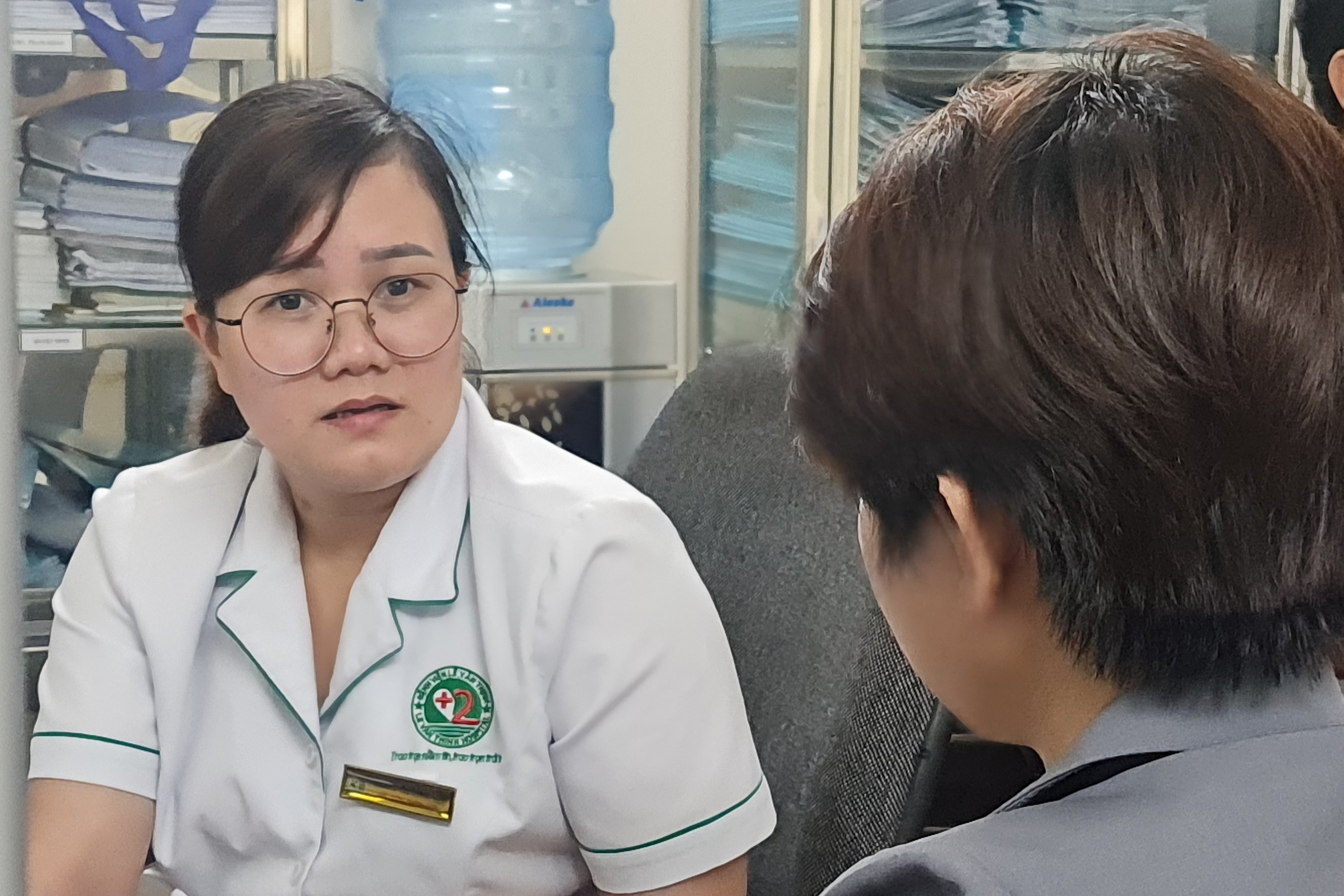 Khi hai nhân viên y tế yêu nhau: Đang hẹn hò cũng phải về viện trực ngay lập tức