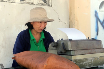 Người phụ nữ hơn 30 năm đánh máy chữ, nghe chuyện đời ở thành phố biển
