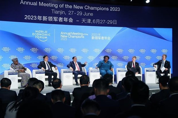 PM mentions measures against headwinds at WEF debate in Tianjin hinh anh 1