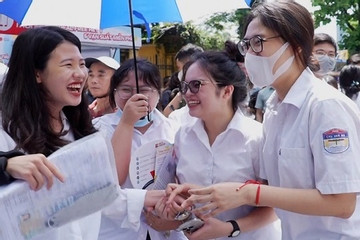 Sĩ tử gọi tên hoa hậu Nguyễn Thúc Thùy Tiên trong bài thi Ngữ văn