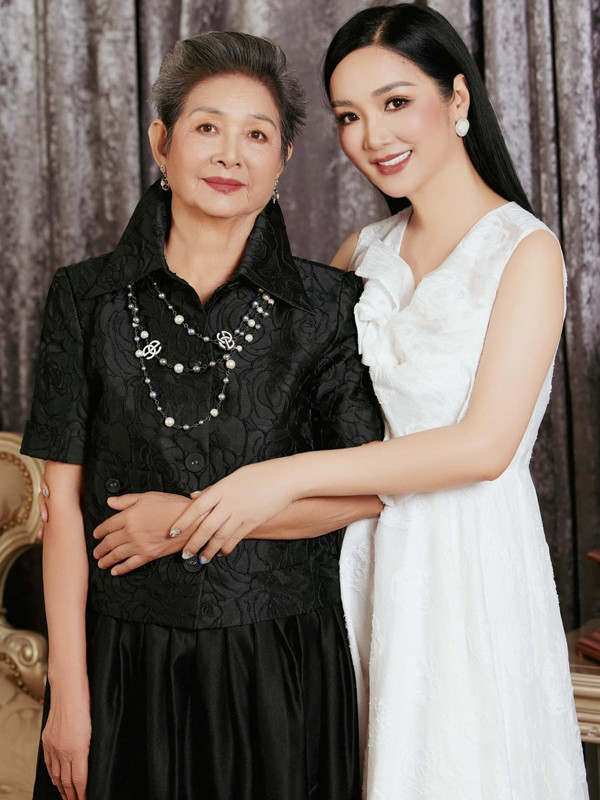 Vẻ đẹp quý phái vượt thời gian của mẹ ruột Hoa hậu Giáng My - Ảnh 2.