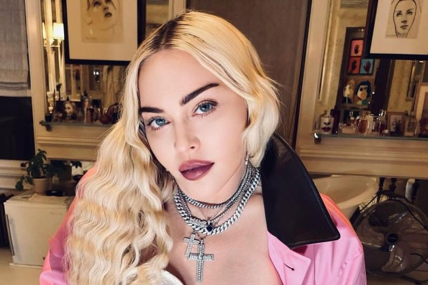 Ca sĩ Madonna nhiễm trùng đường hô hấp, cấp cứu ở tuổi 64