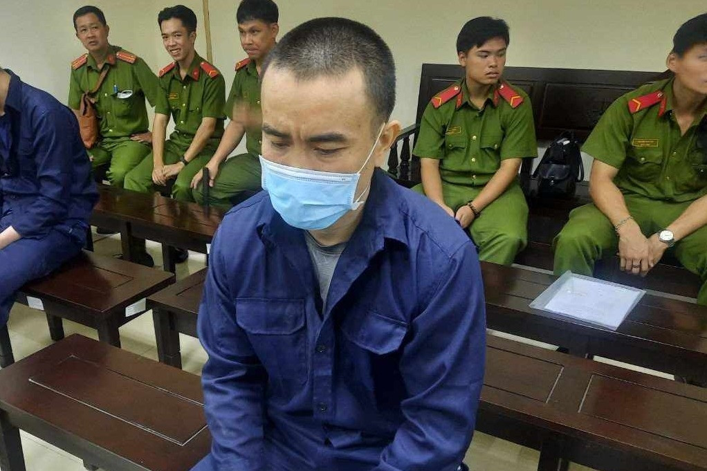 Cho rằng bị chế diễu, xách dao chém chết hàng xóm