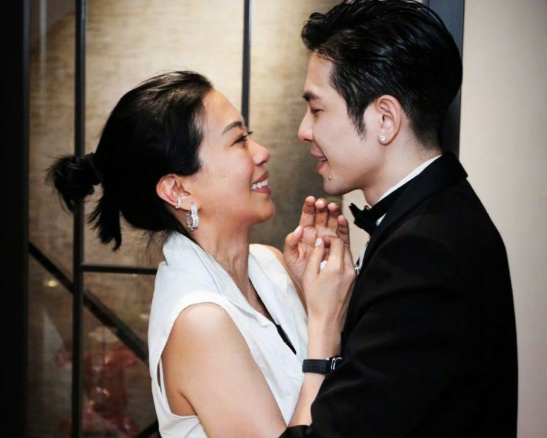 Cuộc tình kỳ lạ của nam ca sĩ với nữ quản lý hơn 14 tuổi ảnh 1