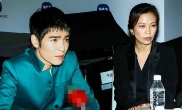 Cuộc tình kỳ lạ của nam ca sĩ với nữ quản lý hơn 14 tuổi ảnh 2