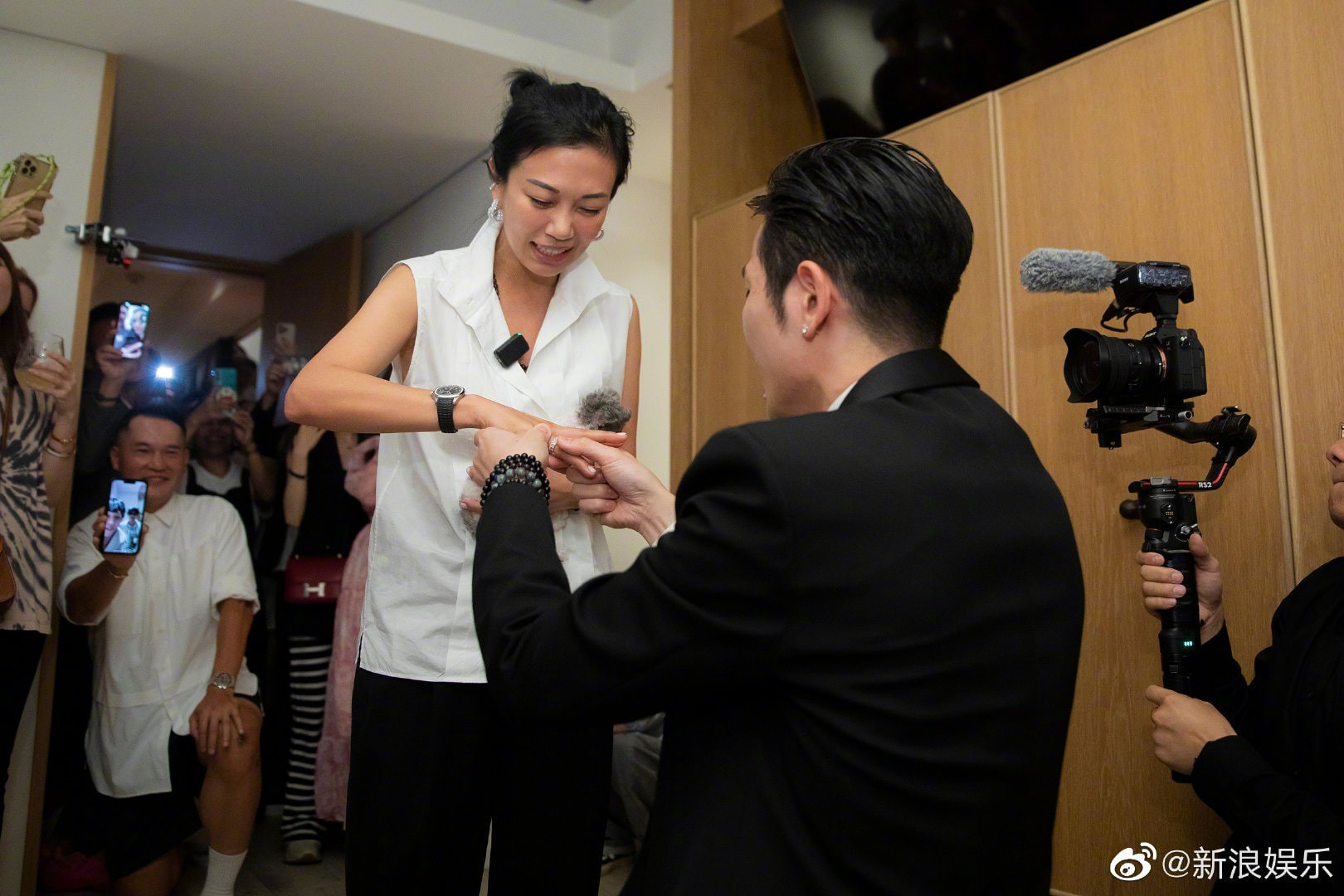 Cuộc tình kỳ lạ của nam ca sĩ với nữ quản lý hơn 14 tuổi ảnh 3