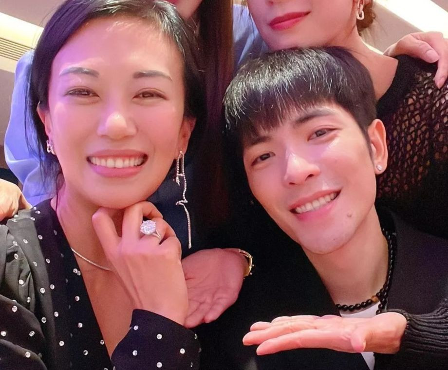 Cuộc tình kỳ lạ của nam ca sĩ với nữ quản lý hơn 14 tuổi ảnh 4