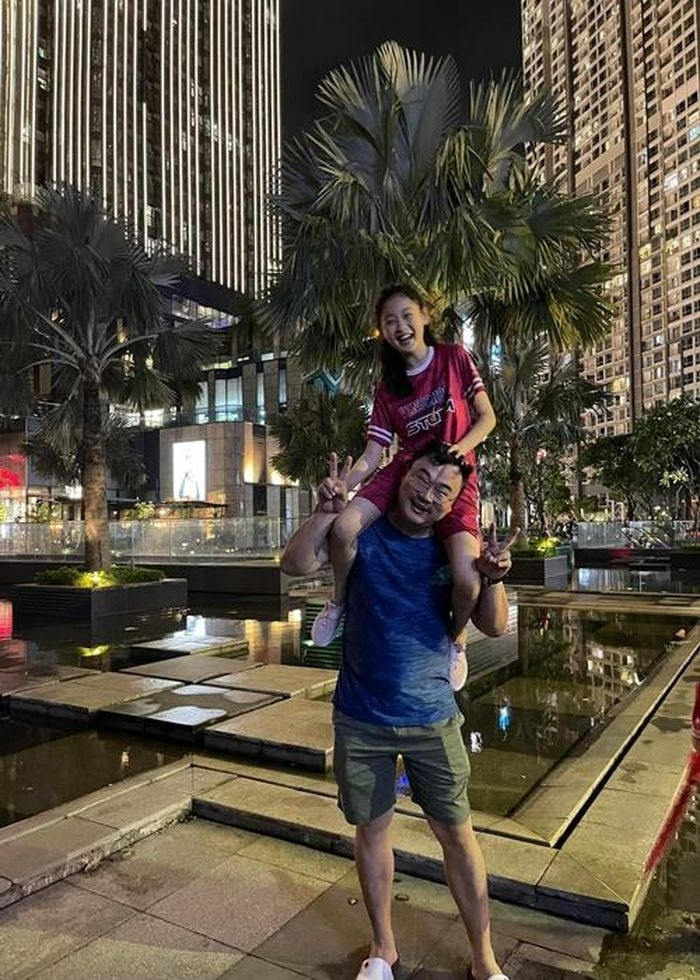 Hoa hậu Việt 1m8 lấy chồng Trung Quốc 1m86, con gái 10 tuổi có chiều cao cực phẩm, dự đoán tương lai 1m9 - Ảnh 3.