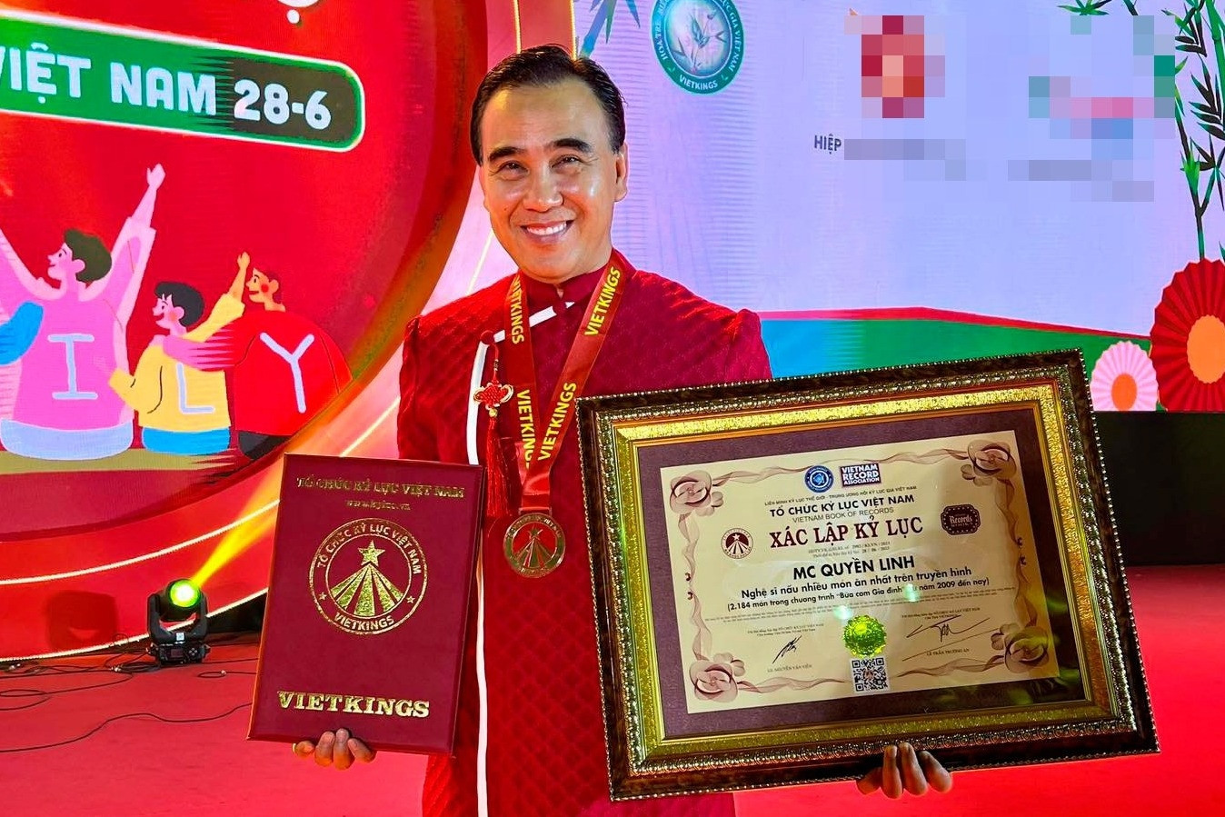 MC Quyền Linh hạnh phúc khi bất ngờ được nhận bằng kỷ lục