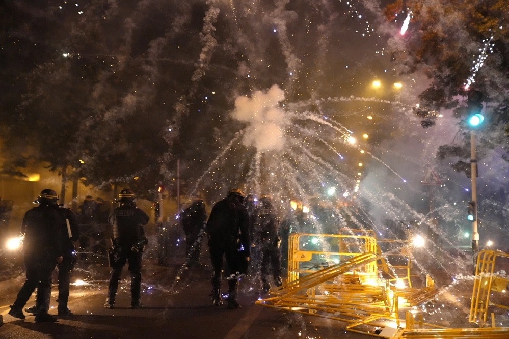 Pháp triển khai 40.000 cảnh sát để đối phó biểu tình và bạo loạn