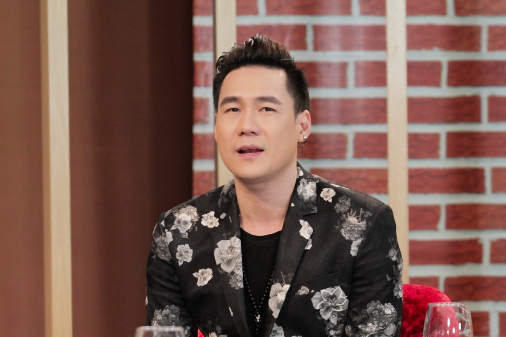 Thân thế ca sĩ Khánh Phương vừa bị phạt 245 triệu đồng vì mua cổ phiếu 'chui'