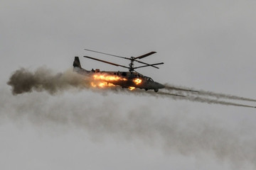 Video trực thăng Nga bắn hạ liên tiếp 3 xe bọc thép Ukraine