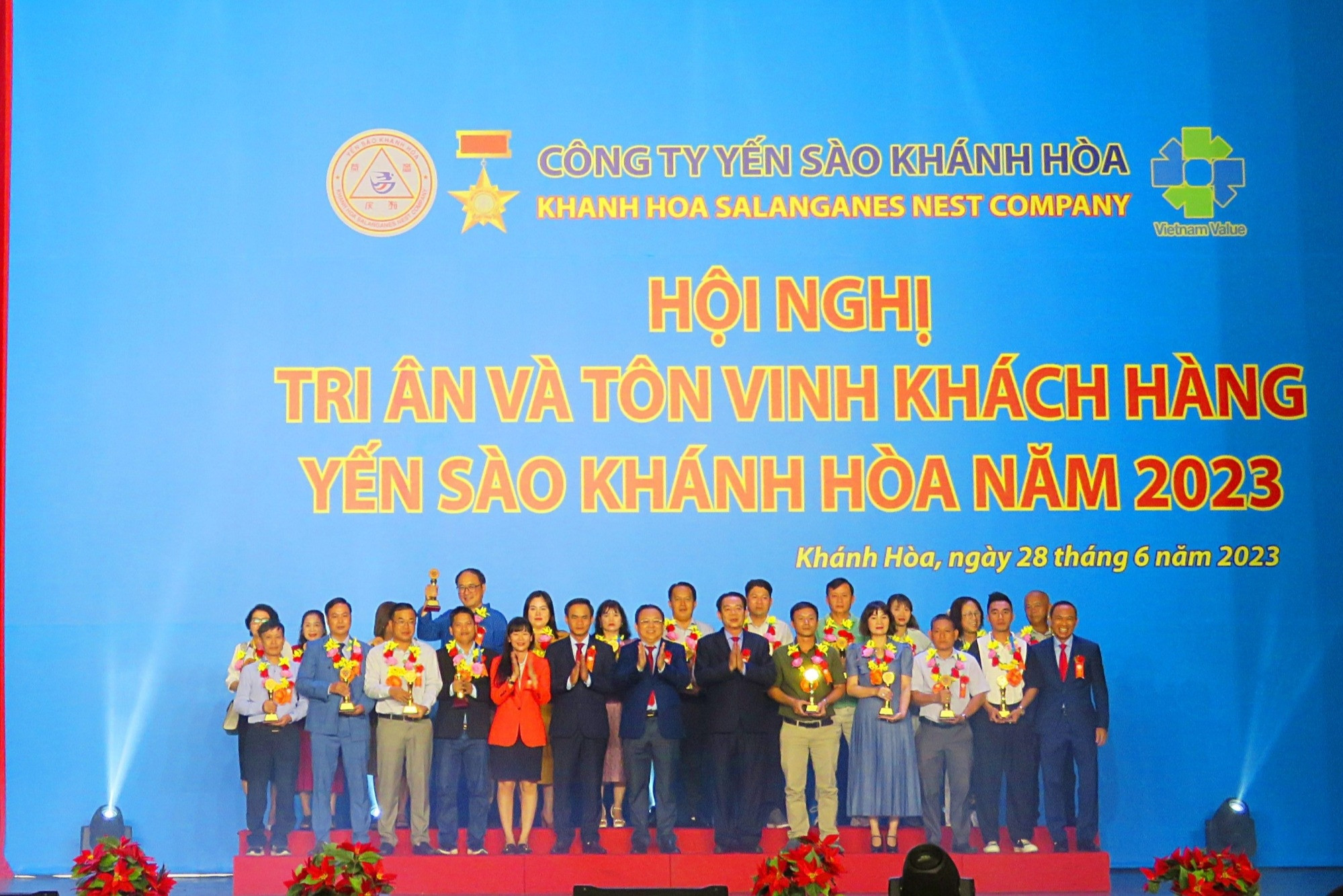 Yến sào Khánh Hòa trao thưởng lớn cho đối tác phân phối