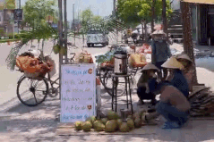 Nước dừa miễn phí ngày nắng nóng: Chủ quán không sợ bị nói 'làm màu'